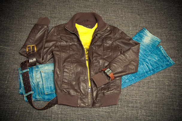 Модный набор для молодости. кожаная куртка, джинсы с ремнем, рубашка, часы
 - Фото, изображение