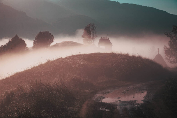 Hermoso paisaje nublado de otoño por la mañana en la Transilvania rural - Foto, imagen