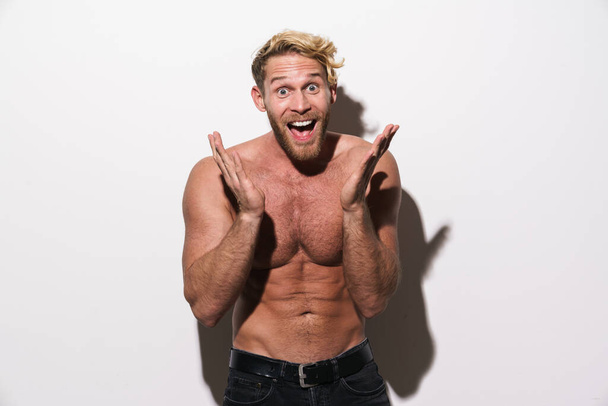 Shirtless excited man screaming while gesturing at camera isolated over white background - Fotoğraf, Görsel