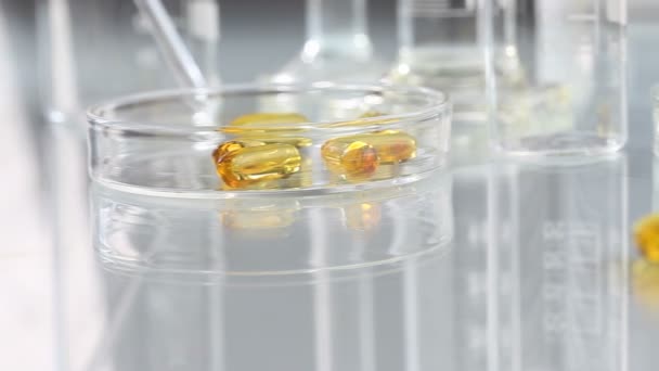 Vitamíny doplňky stravy tablety omega-3 v tabulce izolované drobet blistr - Záběry, video