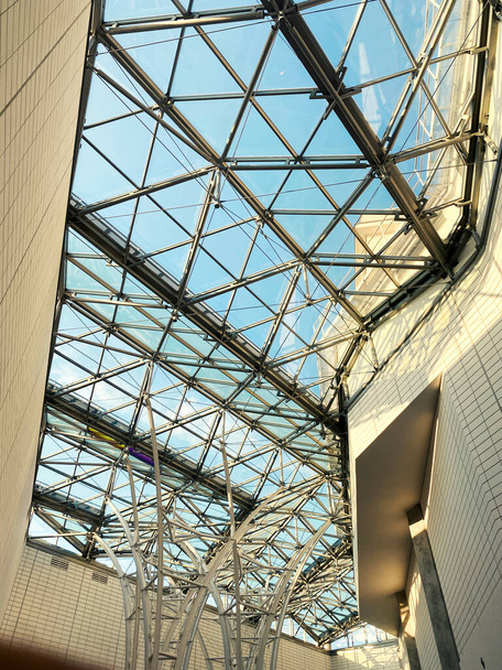 Geometric metal structure with glass, ceiling in a shopping center against the sky - Foto, Imagem