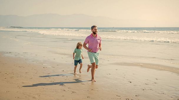 daddy and child family running on summer beach, family sport. - Foto, afbeelding