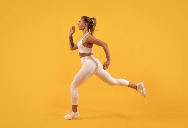 attivo corridore donna sport in esecuzione su sfondo giallo. - Foto, immagini