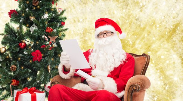 man in costume of santa claus with letter - Foto, Imagen
