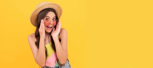 happy funny kid in eyeglasses and straw hat. cool teen girl having fun. surprised child in glasses. Child face, horizontal poster, teenager girl isolated portrait, banner with copy space - Foto, imagen