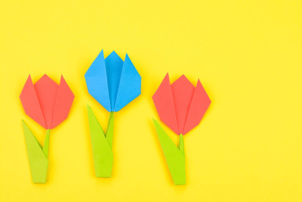 Origami tulip flowers on a yellow background - 写真・画像
