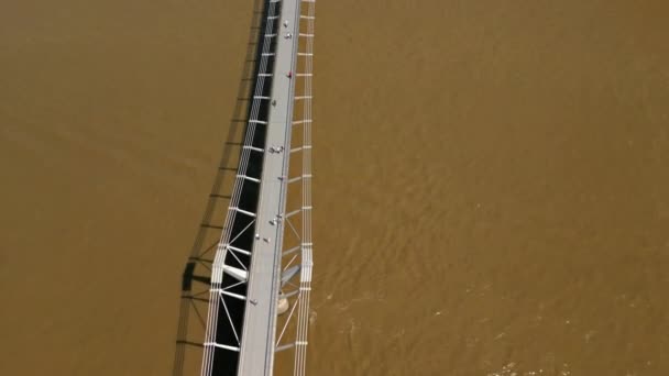 Hava görüntüsü Millennium Köprüsü Nehri Thames Londra 4k - Video, Çekim