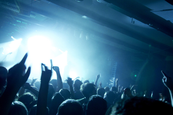 Люди веселятся на рок-концерте в музыкальном клубе
 - Фото, изображение
