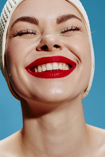 Una chica feliz emocionada con una gorra de natación con labios rojos sonríe a la cámara. Retrato cerrado. Foto de alta calidad - Foto, imagen