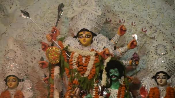 Durga istennő hagyományos megjelenéssel közelről egy Dél-Kolkata Durga Puja, Durga Puja Idol, A legnagyobb hindu Navratri fesztivál Indiában - Felvétel, videó