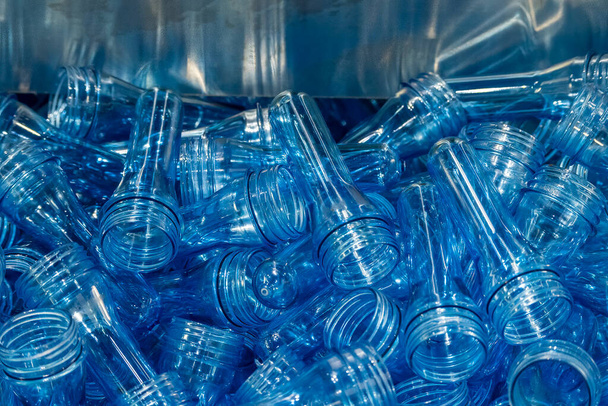 La escena de primer plano del grupo de preformas de los productos de botellas de PET. La materia prima para el proceso de fabricación de botellas de plástico. - Foto, Imagen