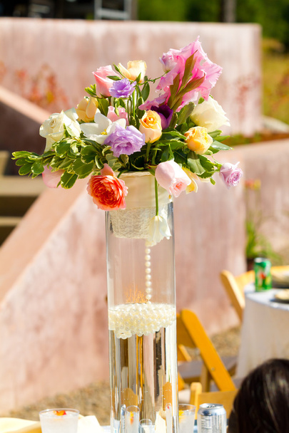 Цветочный центр на свадебном приеме
 - Фото, изображение