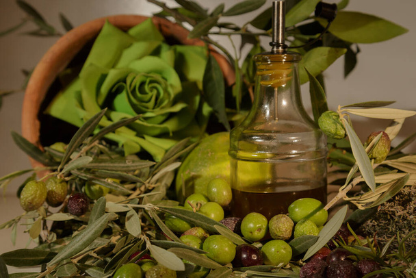 stilleven van olijven en olijven op een witte tafel, productfotografie - Foto, afbeelding