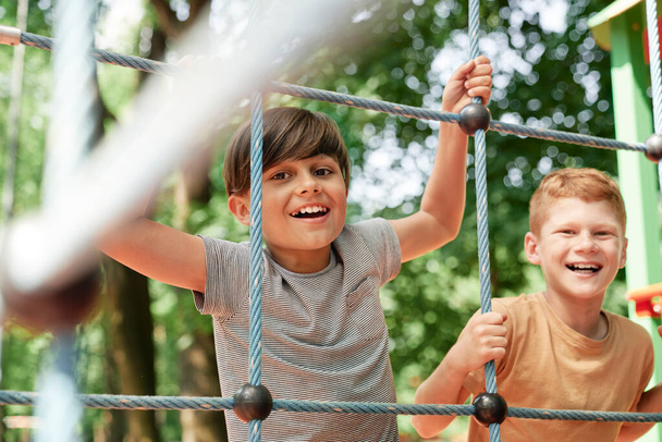 Retrato de meninos caucasianos no parque infantil  - Foto, Imagem