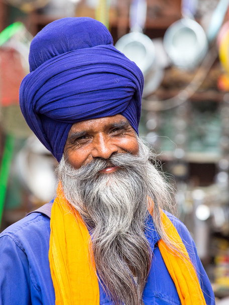 Sikh man visiting the Golden Temple in Amritsar, Punjab, India. - Zdjęcie, obraz