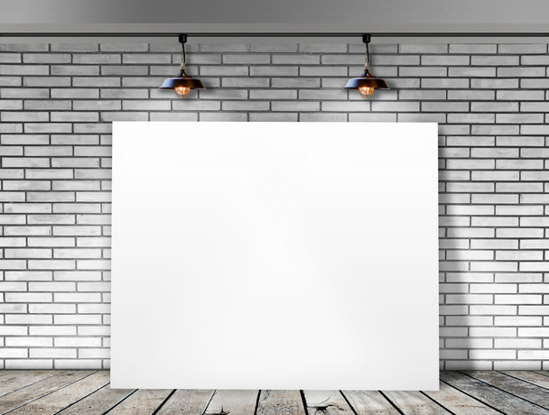Плакат, стоящий в стене Белого кирпича с потолочной лампой
 - Фото, изображение