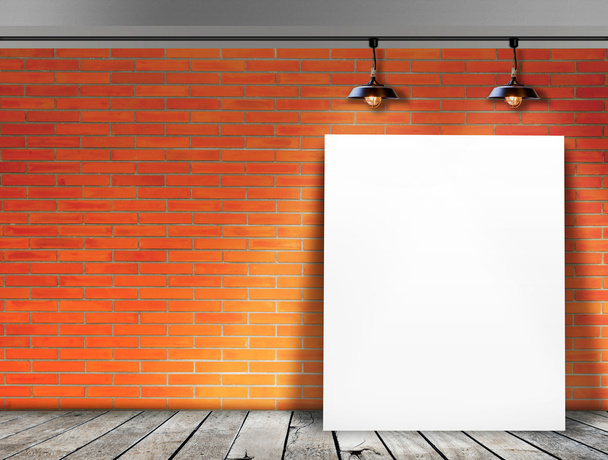 Cartaz em pé na parede de tijolo com lâmpada de teto
 - Foto, Imagem