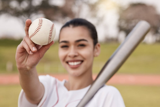 Vyzývám tě na baseball. nepoznatelná žena stojící sama venku a držící baseballovou pálku - Fotografie, Obrázek
