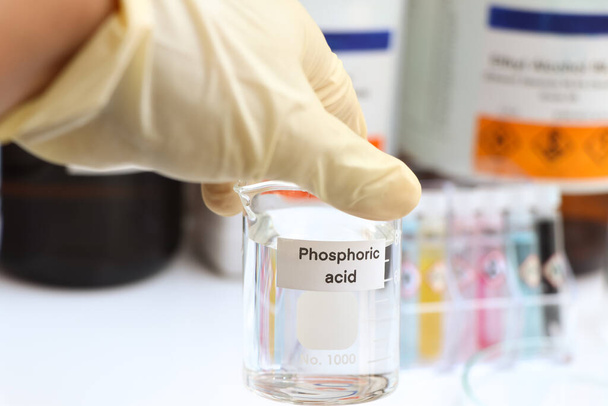 kyselina fosforečná ve skle, chemikálie v laboratoři a průmyslu - Fotografie, Obrázek