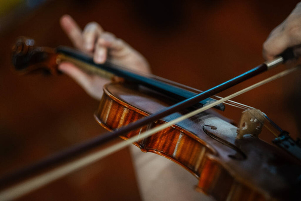 Un primer plano de un violín tocando en el escenario - Foto, Imagen