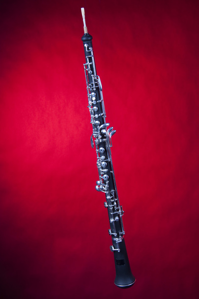 Oboe aislado sobre fondo rojo
 - Foto, Imagen