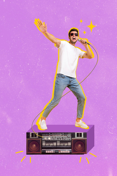 Verticale collage foto van opgewonden positieve man staan boombox hold microfoon zingen uitvoeren geïsoleerd op tekening violette achtergrond. - Foto, afbeelding