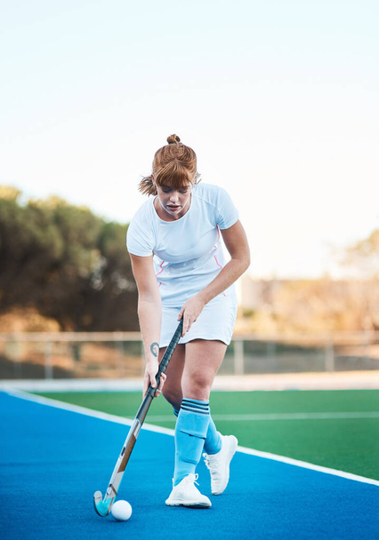 Working on my dribbling skills. Full length shot of an attractive young woman playing hockey alone - Zdjęcie, obraz