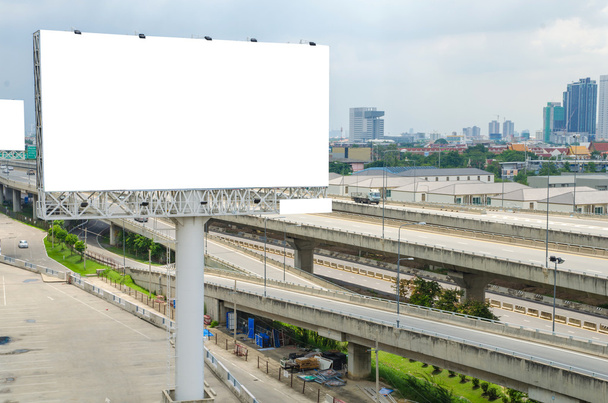 μεγάλο κενό πινακίδα στο δρόμο με την πόλη προβολή φόντου - Φωτογραφία, εικόνα