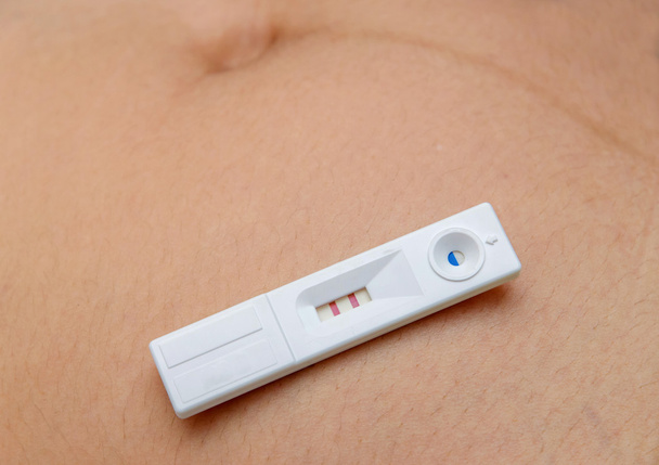 posiadających pozytywny test ciążowy z dwa czerwone paski - Zdjęcie, obraz