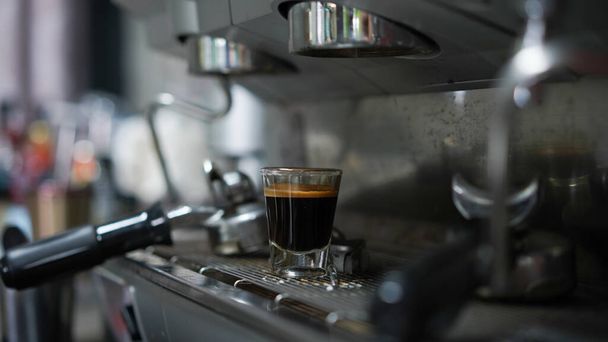 Kawa z dzbanka moka kawy w ręku. Barista kapie kawą z czajnikiem i tradycyjnym kroplownikiem. Aroma mieszana czarna kawa ręcznie robiona w kawiarni - Zdjęcie, obraz