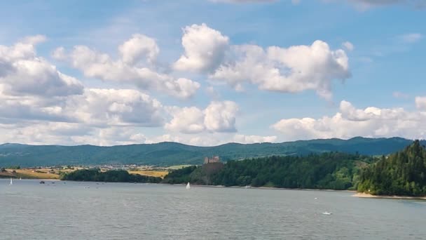 Castello Czorsztyn, bellissimo castello medievale Seduta sulla collina sulla riva del lago Czorsztyskie Luogo storico e paesaggio in Polonia. - Filmati, video