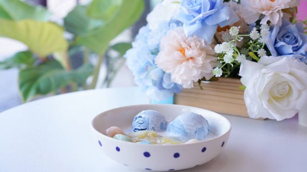 Bua loy, Thai desert made from flour, coconut and sugar. Chinese dessert  from flour round boil as snack. Fusion bou loy with blue ice cream. - 写真・画像