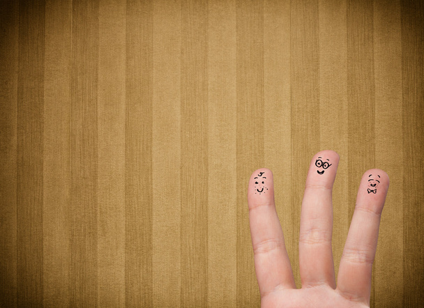 Ευτυχισμένο χαμόγελο δάχτυλο με vintage ριγέ ταπετσαρία φόντο - Φωτογραφία, εικόνα