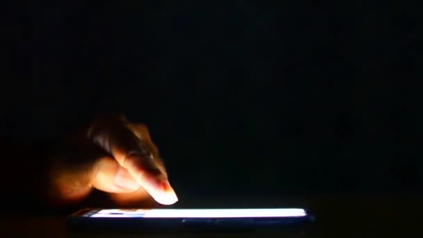side view Man's hands using smartphone to search for information - Imágenes, Vídeo