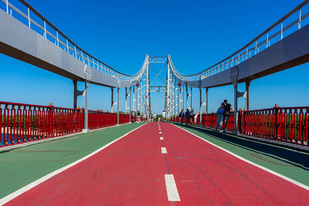 KYIV, UCRANIA - 30 de agosto de 2020: Puente peatonal sobre el río Dnypro en Kiev, Ucrania, 30 de agosto de 2020.  - Foto, imagen