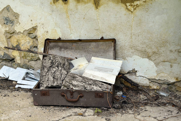 Vintage suitcase filled with rubbish - Φωτογραφία, εικόνα