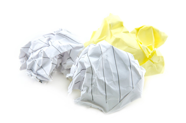 Buruşmuş kağıt top beyaz arkaplanda izole - Fotoğraf, Görsel