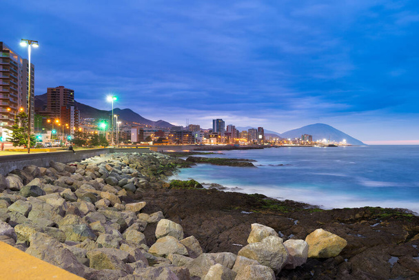 Panoramiczny widok na wybrzeże, Antofagasta, znany jako Perła północy i największym miastem w regionie górnictwa w północnym Chile. - Zdjęcie, obraz