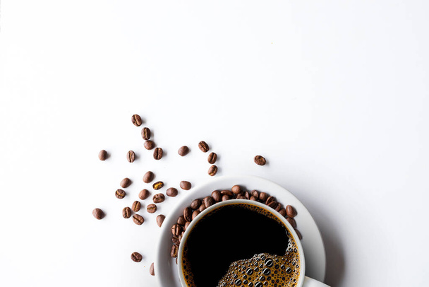 cup of coffee and bean on white table background. top view - Foto, imagen