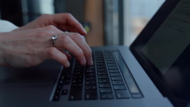 Ofisin iç kısımlarında klavyeyi yazan kimliği belirsiz yönetmen. Çalışan kadın dizüstü bilgisayarla tek başına çalışıyor. Zengin otel işyerlerinde düğmelere basan tanınmamış iş kadını  - Video, Çekim