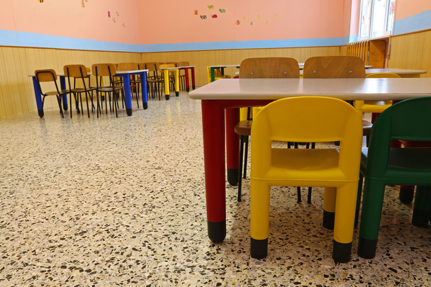 Las sillas del refectorio de la cantimplora escolar en el preescolar
 - Foto, Imagen