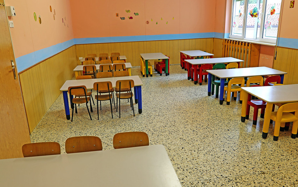 grande refettorio della mensa scolastica prima della pausa pranzo
 - Foto, immagini