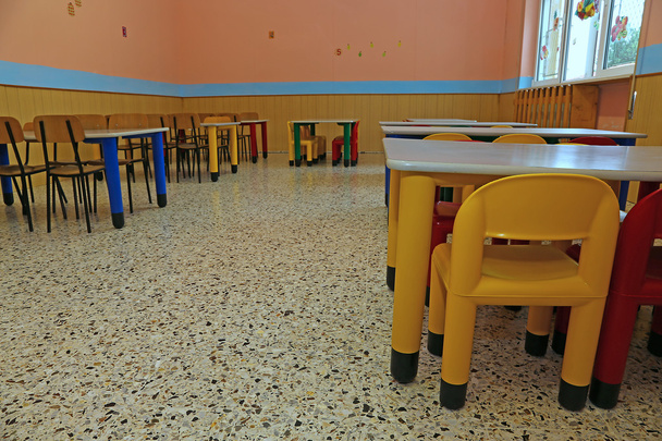 comedor de una escuela para niños pequeños con sillas pequeñas y
 - Foto, Imagen