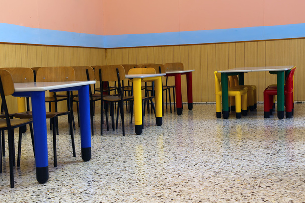 sedie e tavoli di un refettorio in asilo infantile
 - Foto, immagini