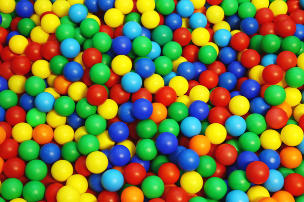barevný plastový míč ve fondu hry - Fotografie, Obrázek