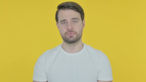 Випадковий молодий чоловік заперечення на жовтому тлі
  - Кадри, відео