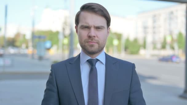 Rejecting Middle Aged Businessman Shaking Head in Denial Outdoor - Filmagem, Vídeo