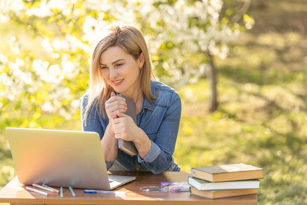Bahar çayır üstünde a laptop ile kız - Fotoğraf, Görsel