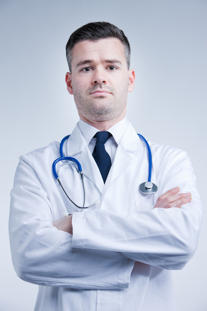médico disponible de confianza en sí mismo en bata blanca
 - Foto, Imagen
