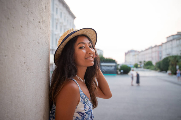 Portrait of a happy Asian tourist during her vacation in Italy, smiling woman - Foto, afbeelding